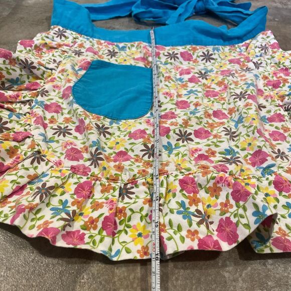 blue and white floral vintage apron with tie and front pocket - Picture 4 of 5